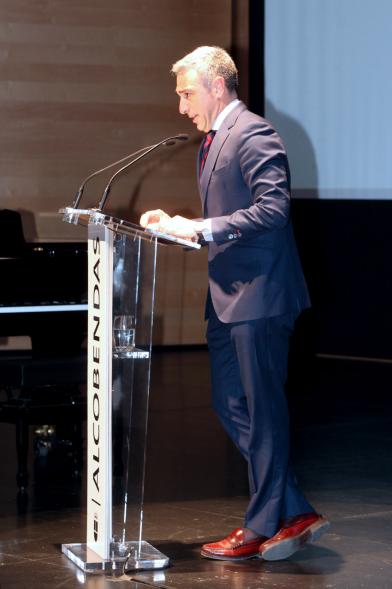 Recepción Diplomática Alcobendas Gran Ciudad - Imagen de un hombre dirigiéndose al público asistente.