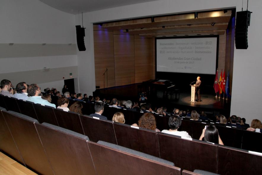 Recepción Diplomática Alcobendas Gran Ciudad - Imagen lejana del escenario donde un hombre está dirigiéndose al público asistente.