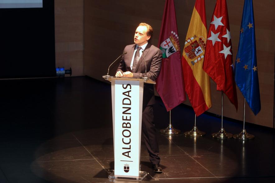 Recepción Diplomática Alcobendas Gran Ciudad - Imagen de un hombre dirigiéndose al público asistente.