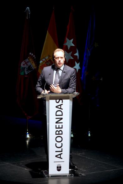 Recepción Diplomática Alcobendas Gran Ciudad - Imagen de un hombre dirigiéndose al público asistente.