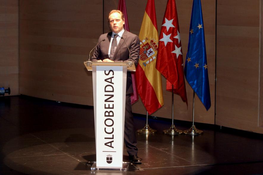 Recepción Diplomática Alcobendas Gran Ciudad - Imagen de un hombre dirigiéndose al público asistente.