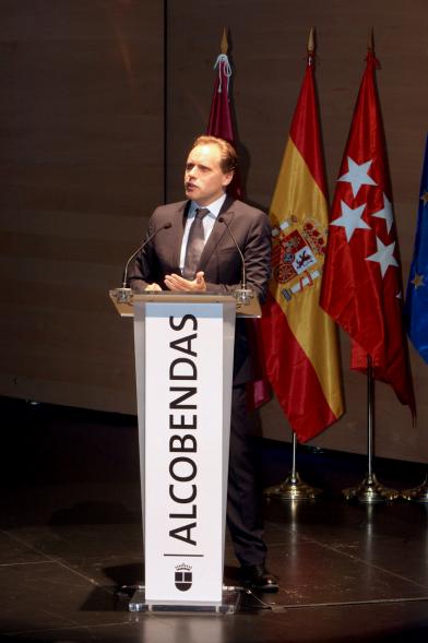 Recepción Diplomática Alcobendas Gran Ciudad - Imagen de un hombre dirigiéndose al público asistente.
