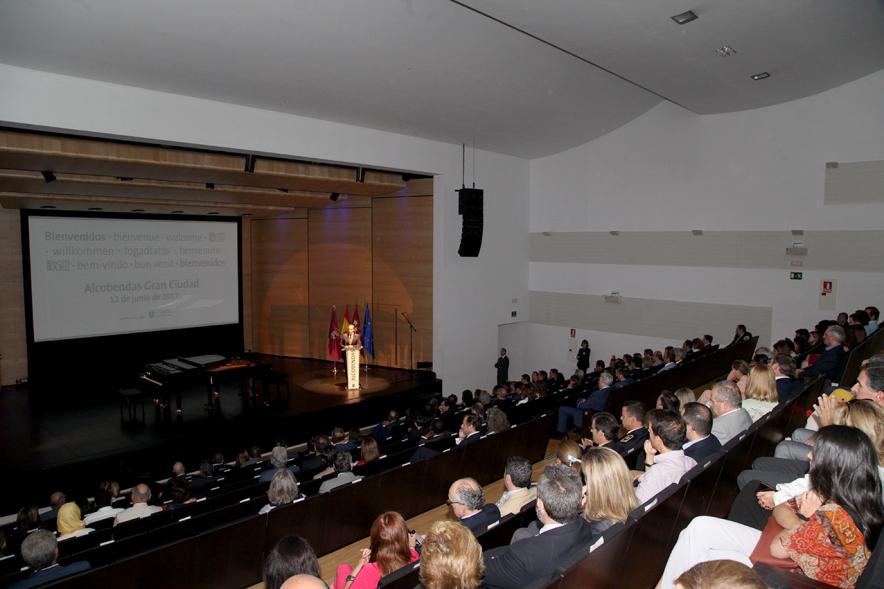 Recepción Diplomática Alcobendas Gran Ciudad - Imagen lejana del escenario donde un hombre está dirigiéndose al público asistente.