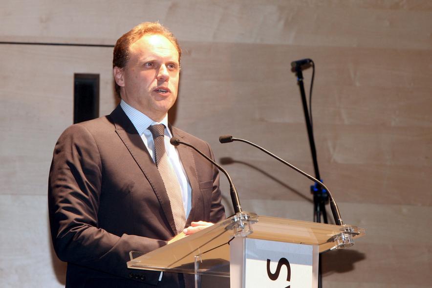 Recepción Diplomática Alcobendas Gran Ciudad - Imagen de un hombre dirigiéndose al público asistente.