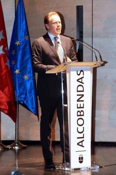Recepción Diplomática Alcobendas Gran Ciudad - Imagen de un hombre dirigiéndose al público asistente.