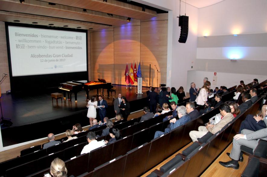 Recepción Diplomática Alcobendas Gran Ciudad - Imagen panorámica del escenario y del público asistente al acto.
