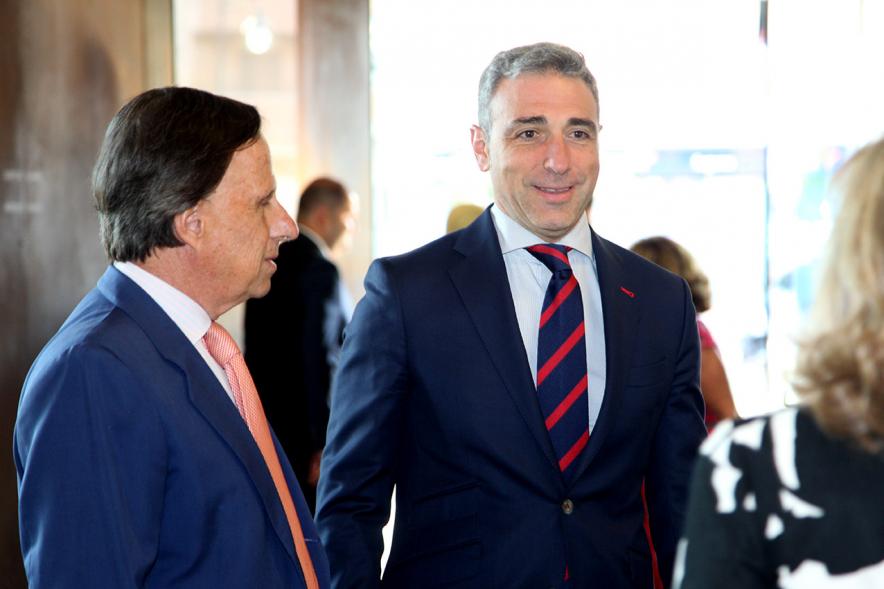 Recepción Diplomática Alcobendas Gran Ciudad - Imagen del alcalde García de Vinuesa y otra persona.