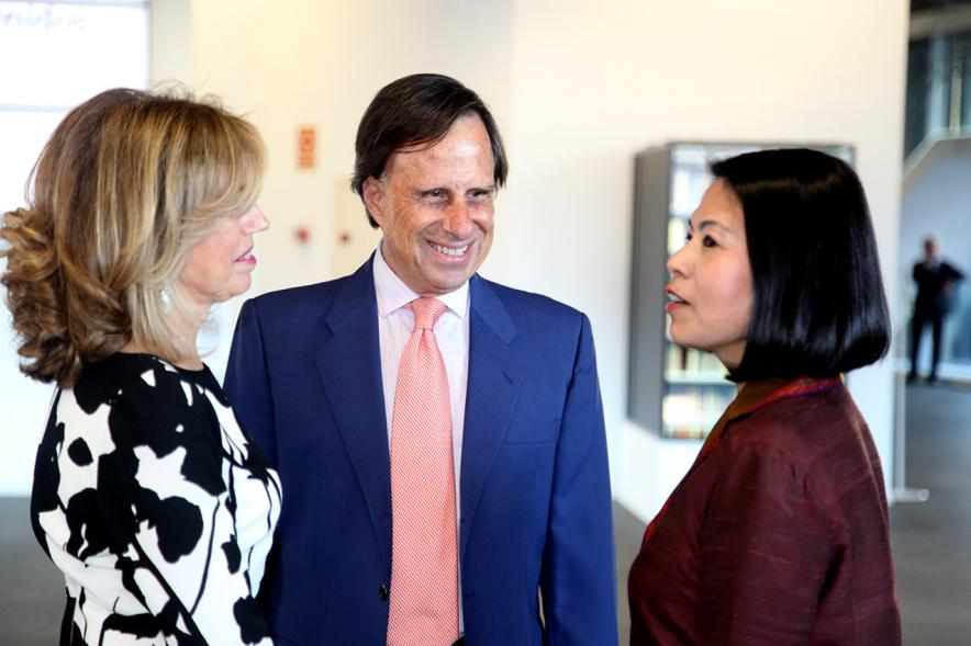 Recepción Diplomática Alcobendas Gran Ciudad - Imagen del alcalde García de Vinuesa y saludando a diferentes personas.