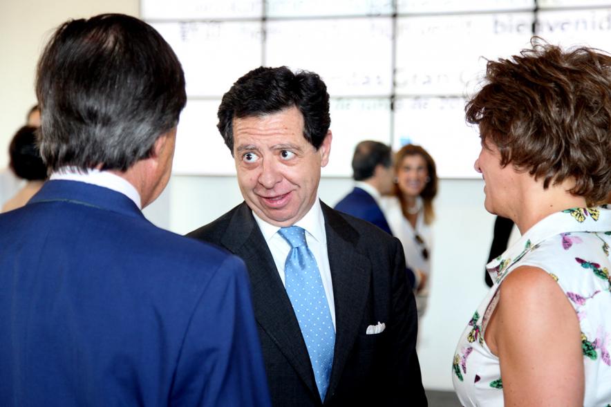 Recepción Diplomática Alcobendas Gran Ciudad - Imagen del alcalde García de Vinuesa y saludando a diferentes personas.