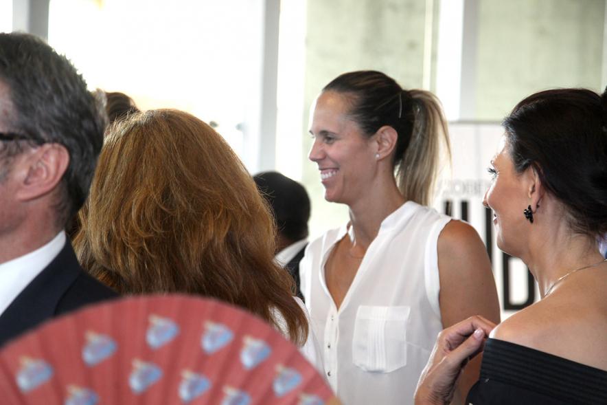 Recepción Diplomática Alcobendas Gran Ciudad - Imagen de diferentes personalidades saludándose entre ellos.