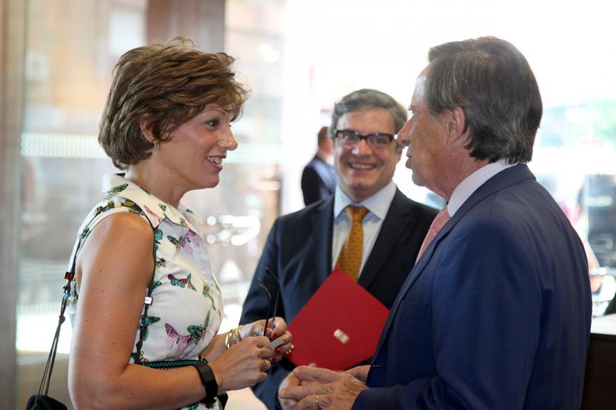 Recepción Diplomática Alcobendas Gran Ciudad - Imagen del alcalde García de Vinuesa y saludando a diferentes personas.