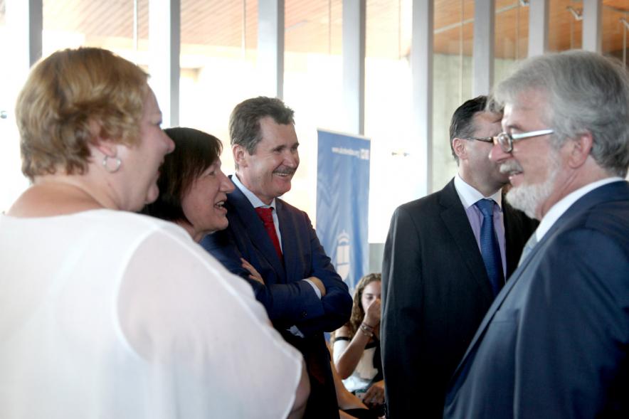 Recepción Diplomática Alcobendas Gran Ciudad - Imagen de diferentes personalidades saludándose entre ellos.