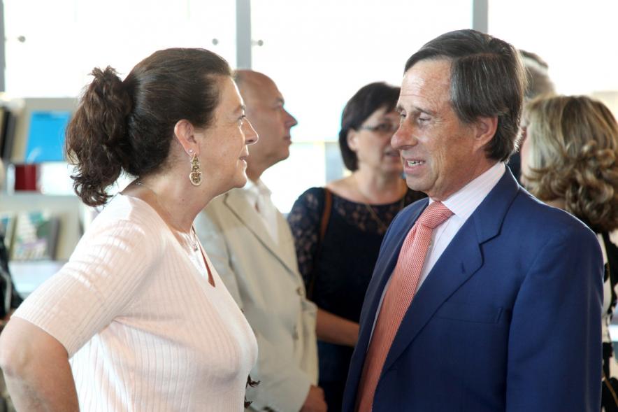 Recepción Diplomática Alcobendas Gran Ciudad - Imagen del alcalde García de Vinuesa y otra persona.