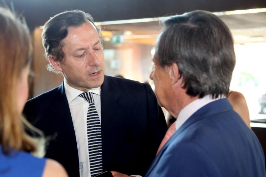 Recepción Diplomática Alcobendas Gran Ciudad - Imagen del alcalde García de Vinuesa y otra persona.