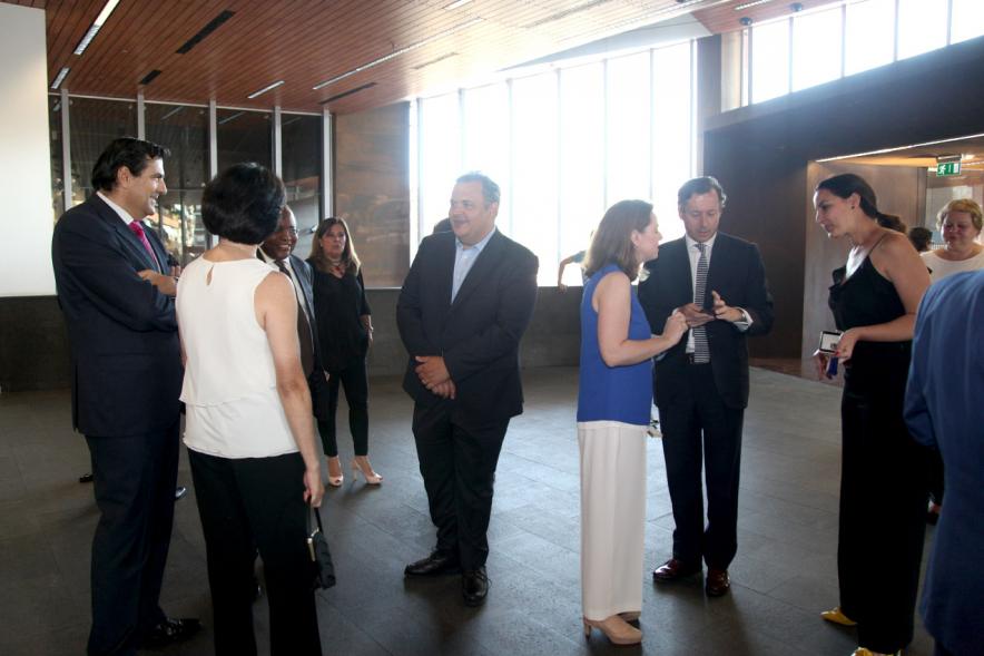 Recepción Diplomática Alcobendas Gran Ciudad - Imagen de diferentes personalidades saludándose entre ellos.