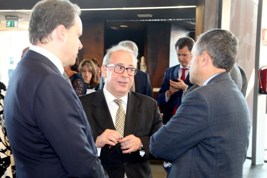 Recepción Diplomática Alcobendas Gran Ciudad - Imagen de diferentes personalidades saludándose entre ellos.