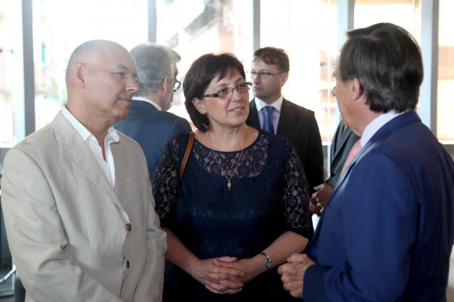 Recepción Diplomática Alcobendas Gran Ciudad - Imagen de diferentes personalidades saludándose entre ellos.