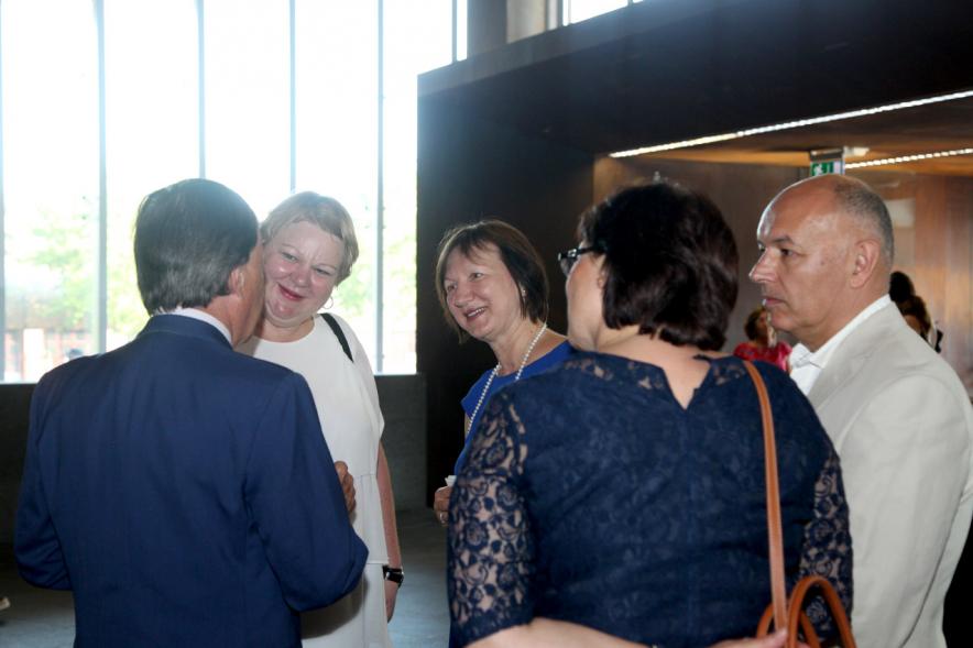 Recepción Diplomática Alcobendas Gran Ciudad - Imagen del alcalde García de Vinuesa y saludando a diferentes personas.