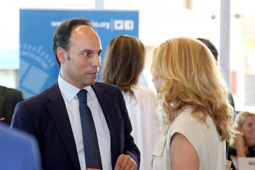 Recepción Diplomática Alcobendas Gran Ciudad - Imagen de diferentes personalidades saludándose entre ellos.