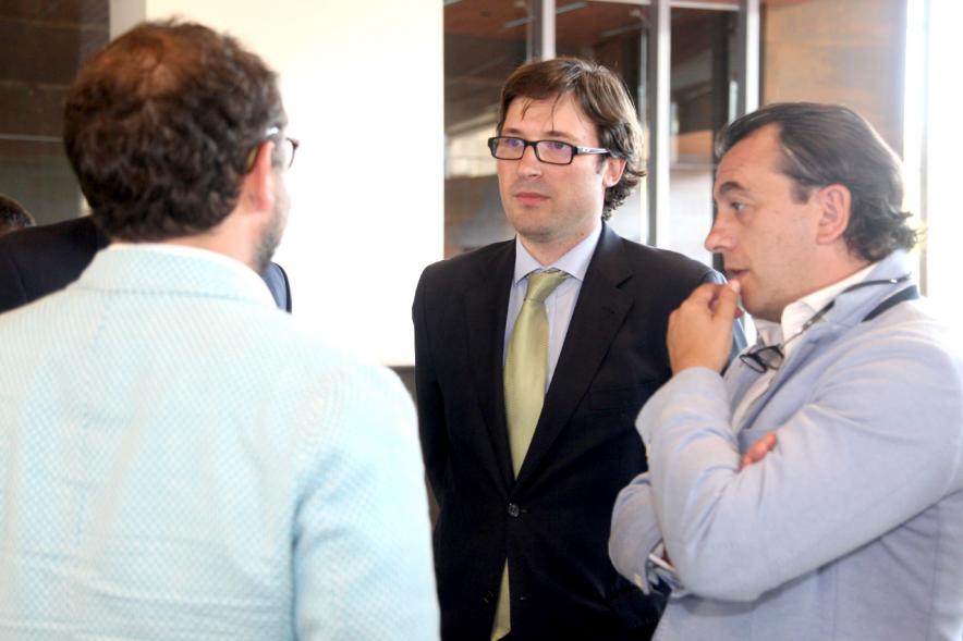 Recepción Diplomática Alcobendas Gran Ciudad - Imagen de diferentes personalidades saludándose entre ellos.