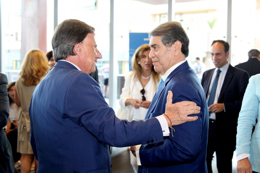 Recepción Diplomática Alcobendas Gran Ciudad - Imagen del alcalde García de Vinuesa y saludando a diferentes personas.