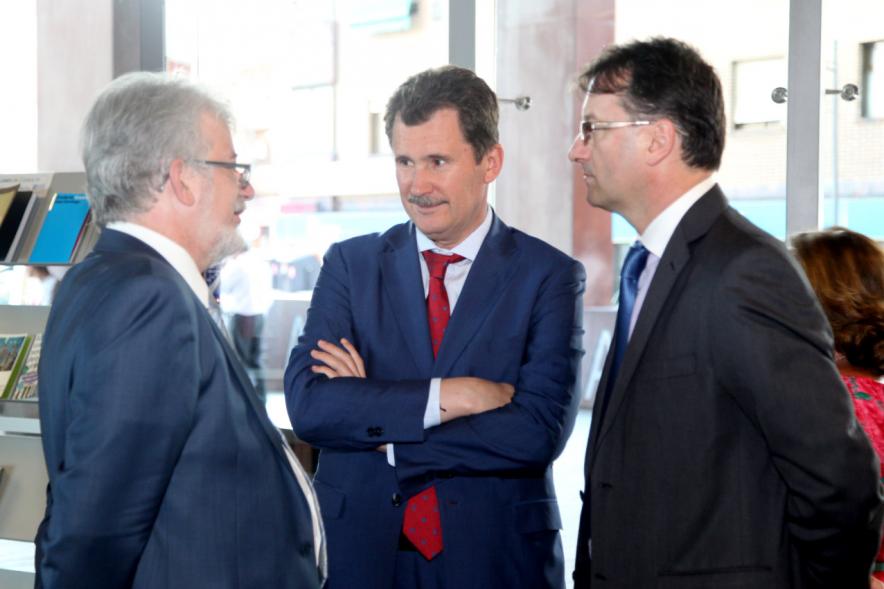 Recepción Diplomática Alcobendas Gran Ciudad - Imagen de diferentes personalidades saludándose entre ellos.