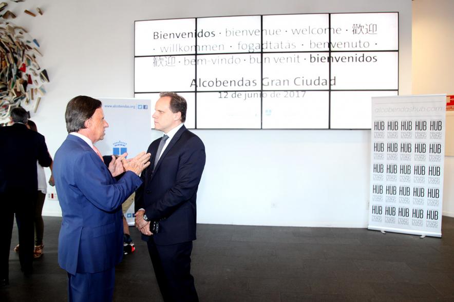 Recepción Diplomática Alcobendas Gran Ciudad - Imagen del alcalde García de Vinuesa y otra persona.