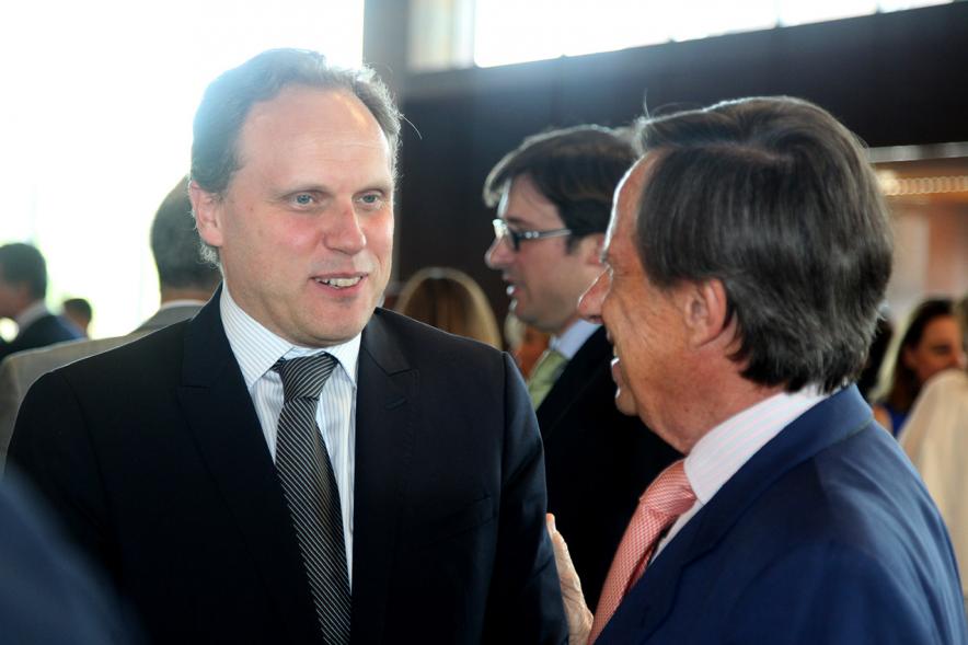Recepción Diplomática Alcobendas Gran Ciudad - Imagen del alcalde García de Vinuesa y otra persona.