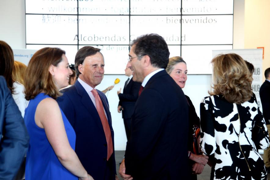 Recepción Diplomática Alcobendas Gran Ciudad -  Imagen del alcalde García de Vinuesa y saludando a diferentes personas.