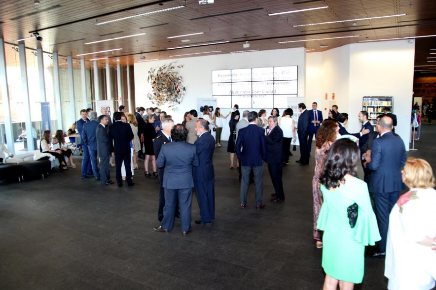 Recepción Diplomática Alcobendas Gran Ciudad - Imagen panorámica del del hall donde se celebra el acto.