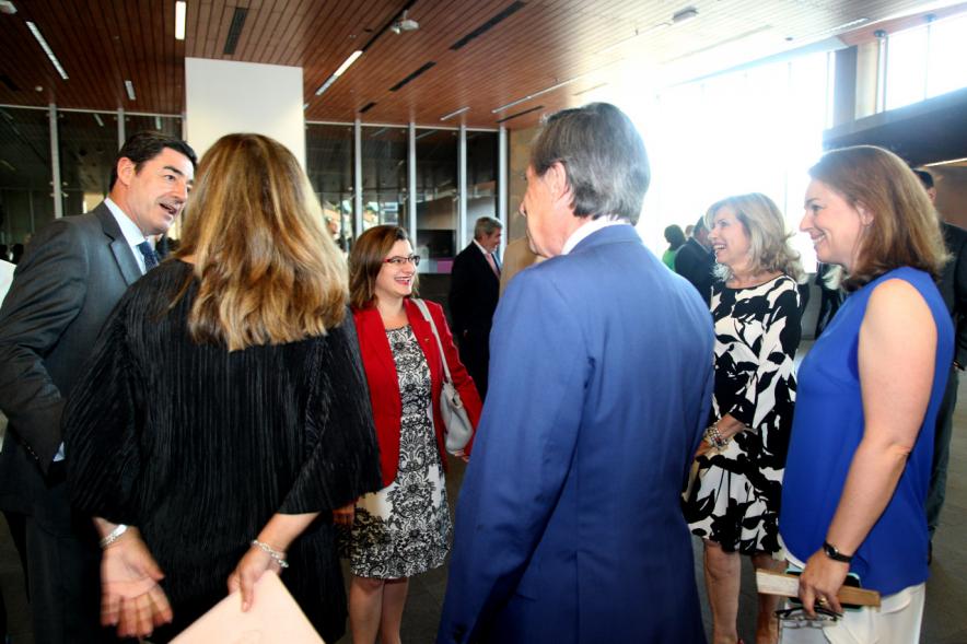 Recepción Diplomática Alcobendas Gran Ciudad - Imagen del alcalde García de Vinuesa y saludando a diferentes personas.