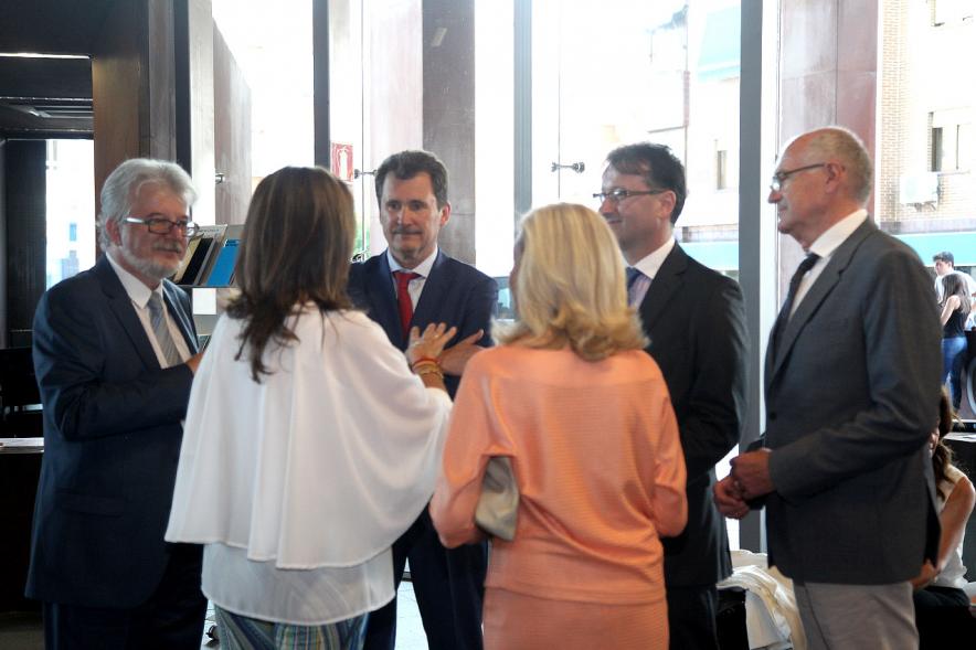 Recepción Diplomática Alcobendas Gran Ciudad - Imagen de diferentes personalidades hablando entre ellos.