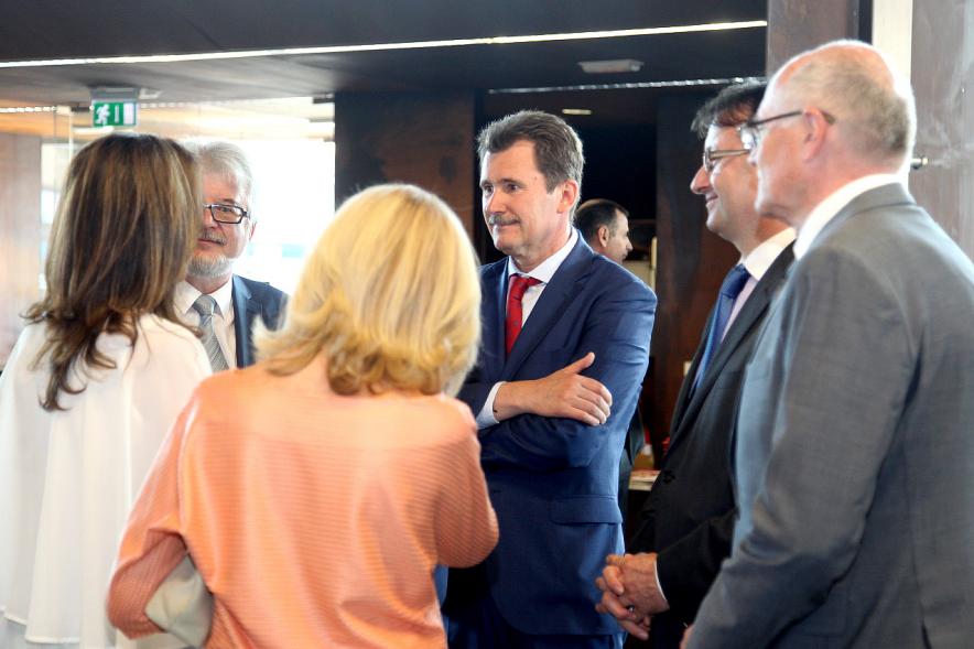 Recepción Diplomática Alcobendas Gran Ciudad - Imagen de diferentes personalidades hablando entre ellos.