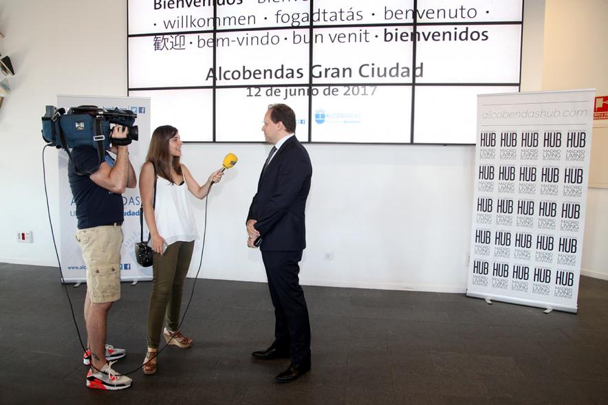 Recepción Diplomática Alcobendas Gran Ciudad - Imagen de uno de los asistentes al acto hablando para la televisión.