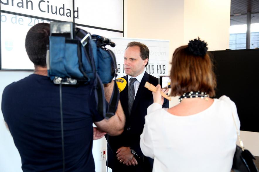 Recepción Diplomática Alcobendas Gran Ciudad - Imagen de uno de los asistentes al acto hablando para la televisión.