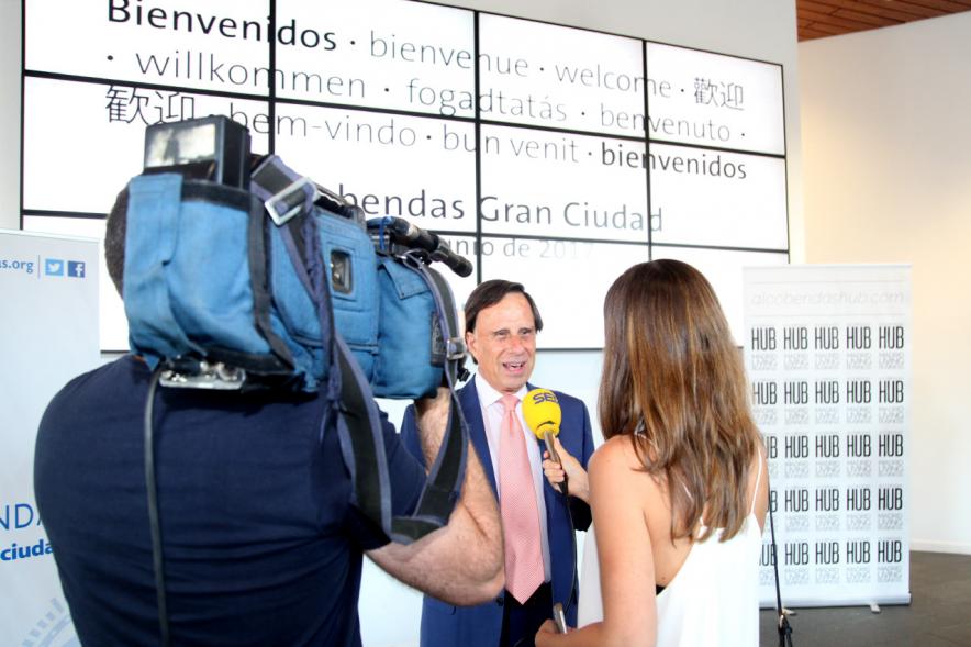 Recepción Diplomática Alcobendas Gran Ciudad - Imagen del alcalde García de Vinuesa hablando para la televisión.