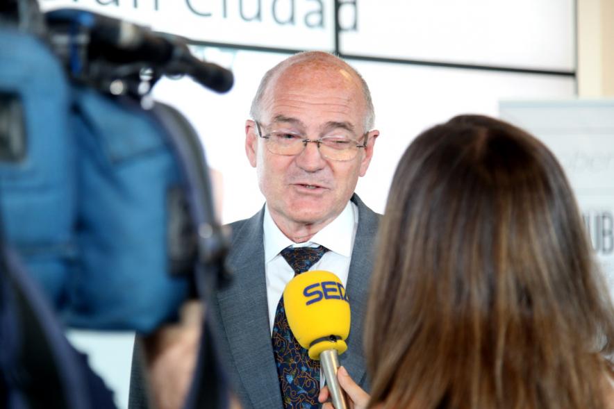 Recepción Diplomática Alcobendas Gran Ciudad - Imagen de uno de los asistentes al acto hablando para la televisión.