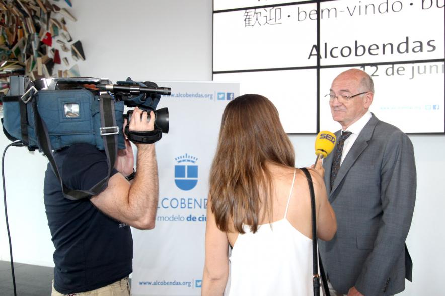 Recepción Diplomática Alcobendas Gran Ciudad - Imagen de uno de los asistentes al acto hablando para la televisión.