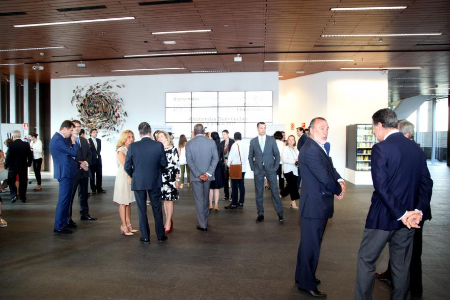 Recepción Diplomática Alcobendas Gran Ciudad - Imagen panorámica del del hall donde se celebra el acto.