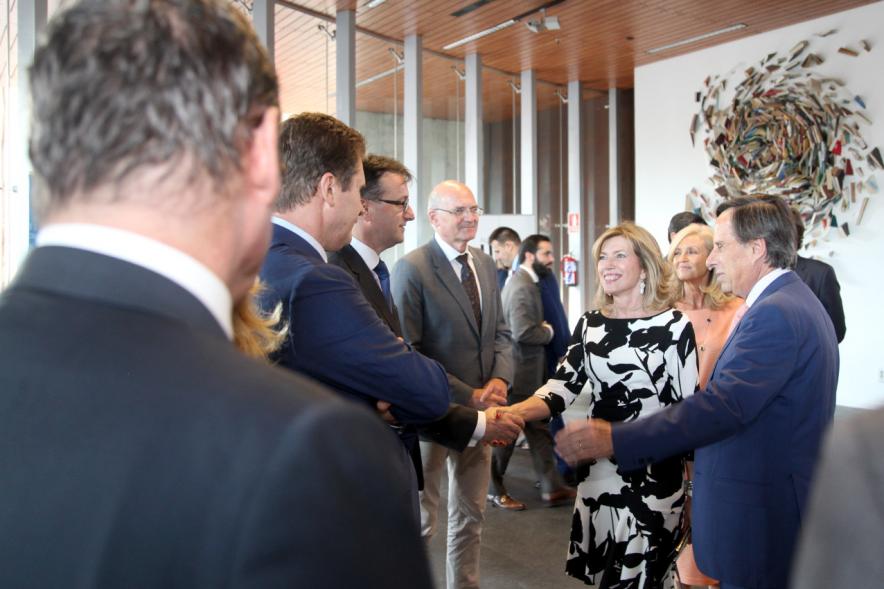 Recepción Diplomática Alcobendas Gran Ciudad - Imagen del alcalde García de Vinuesa y saludando a diferentes personas.