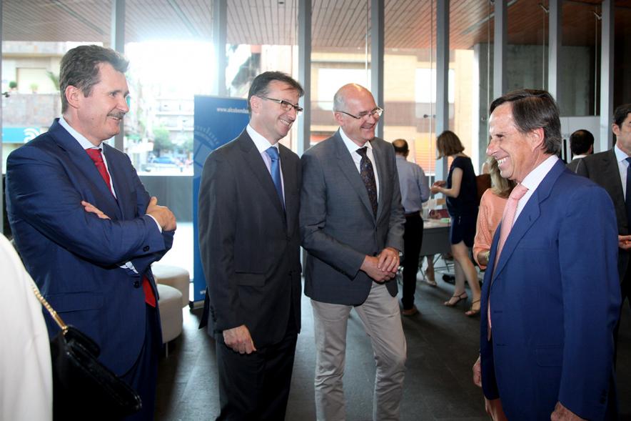 Recepción Diplomática Alcobendas Gran Ciudad - Imagen del alcalde García de Vinuesa y saludando a diferentes personas.