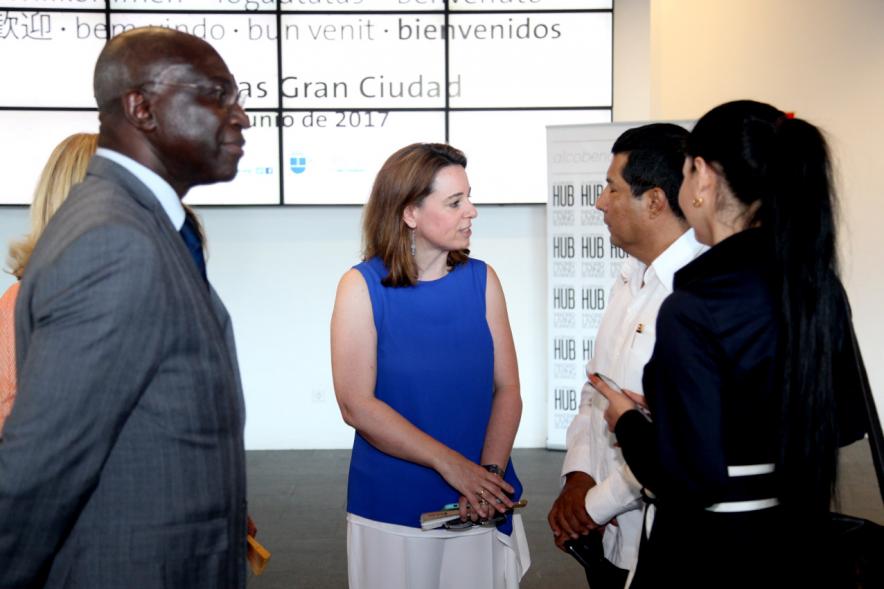 Recepción Diplomática Alcobendas Gran Ciudad - Imagen de diferentes personalidades hablando entre ellos.