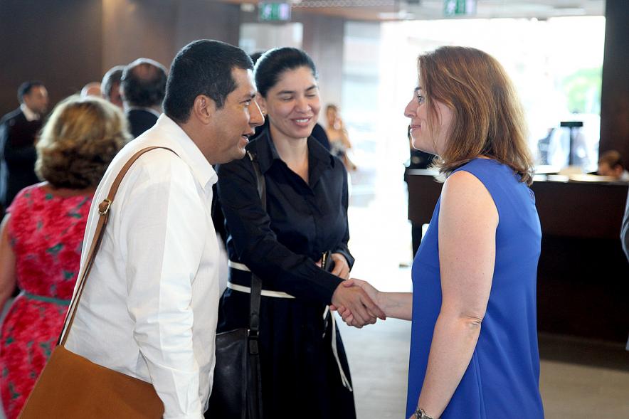 Recepción Diplomática Alcobendas Gran Ciudad - Imagen de diferentes personalidades hablando entre ellos.