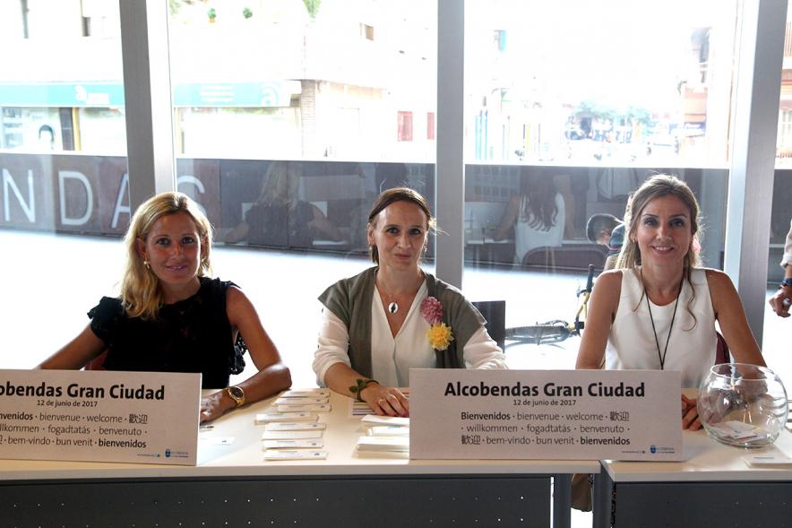 Recepción Diplomática Alcobendas Gran Ciudad - Imagen de las personas que están en la mesa donde se recogen acreditaciones.