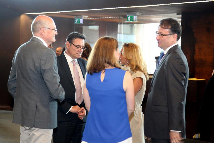 Recepción Diplomática Alcobendas Gran Ciudad - Imagen de diferentes personalidades hablando entre ellos.