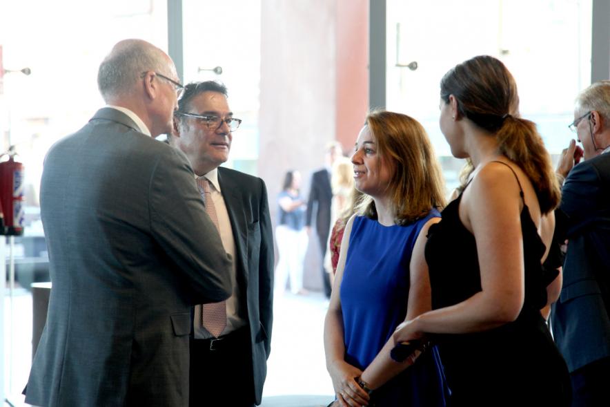 Recepción Diplomática Alcobendas Gran Ciudad - Imagen de diferentes personalidades hablando entre ellos.