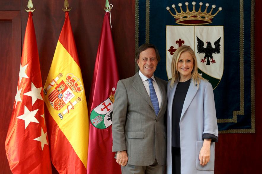 Alcalde de Alcobendas y Presidenta de la CAM, posando justos