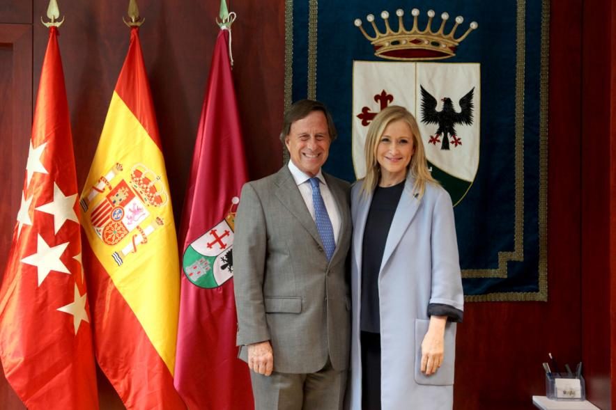 Alcalde García de Vinuesa y Cristina Cifuentes posan tras la firma