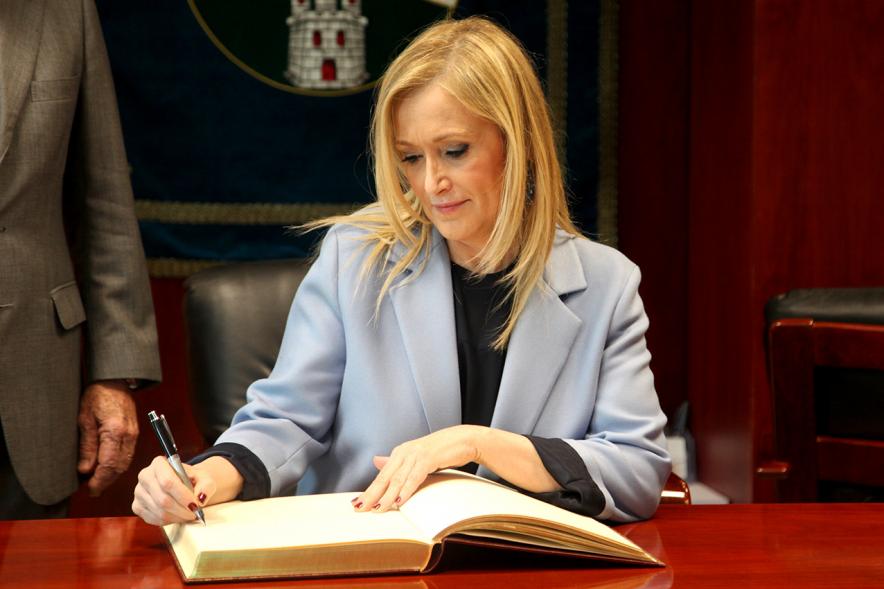 Presidenta de la CAM durante la firma