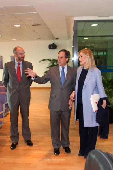 Presidenta de la Concejalía acompañada del Alcalde García de Vinuesay concejal por PP Ramón Cuvian  por PP Ramón Cubián